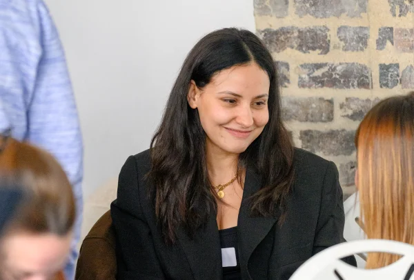 Une personne du siège des Bébés Explorateurs souriante lors de la convention